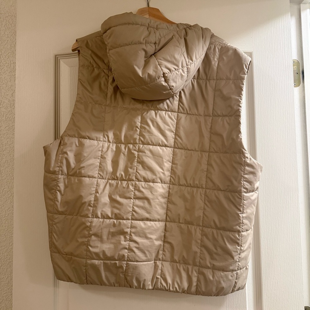 W’s XL Light Gust Hooded Vest- Patagonia - Picture 2 of 5
